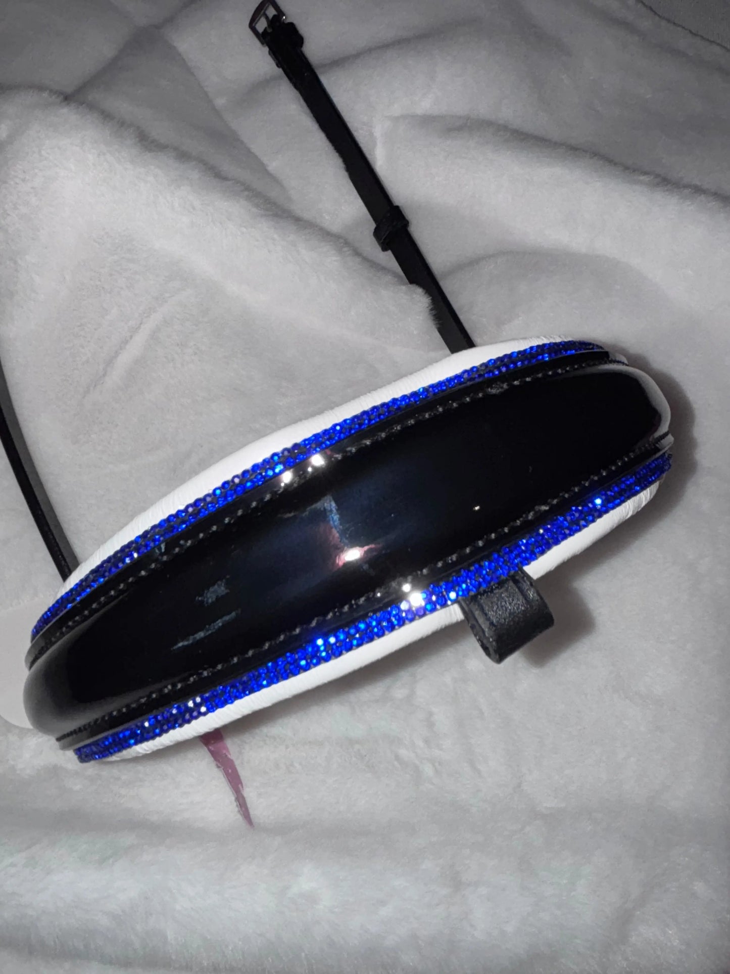 Nasenriemen Lackleder mit königsblauen Kristallen – sportlich, edel, auffällig CR-Harmonyequestrian