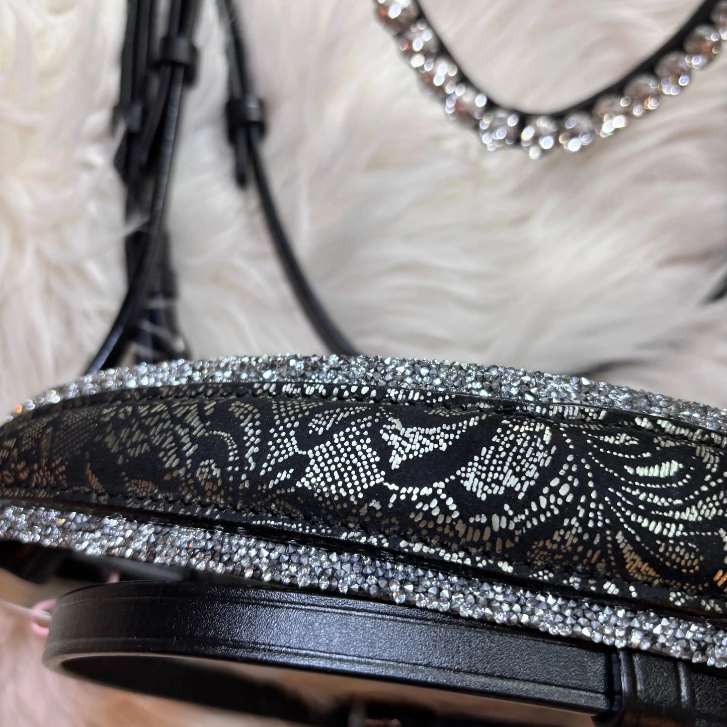 Trense „Silver Lace“ – 4 Reihen Crystal Rocks & edles Lace-Design CR-Harmonyequestrian