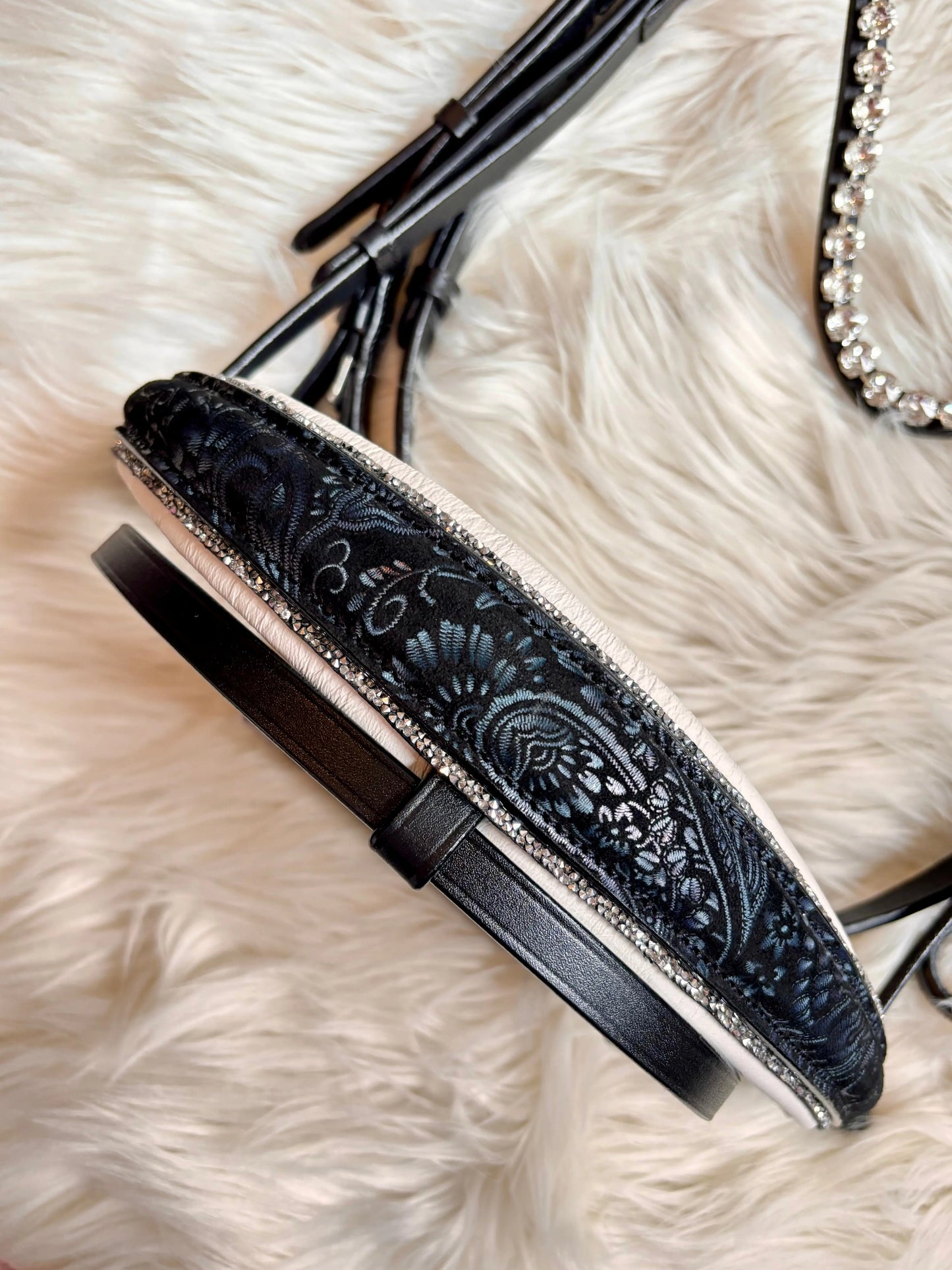 Blu Fiore - Florale Eleganz trifft klassischen Komfort – deine Trense mit Wow-Effekt. CR-Harmonyequestrian