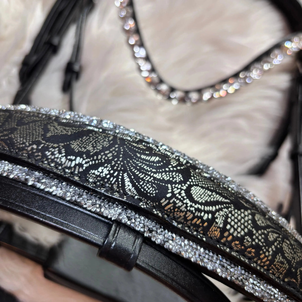 Trense „Silver Lace“ – 4 Reihen Crystal Rocks & edles Lace-Design CR-Harmonyequestrian