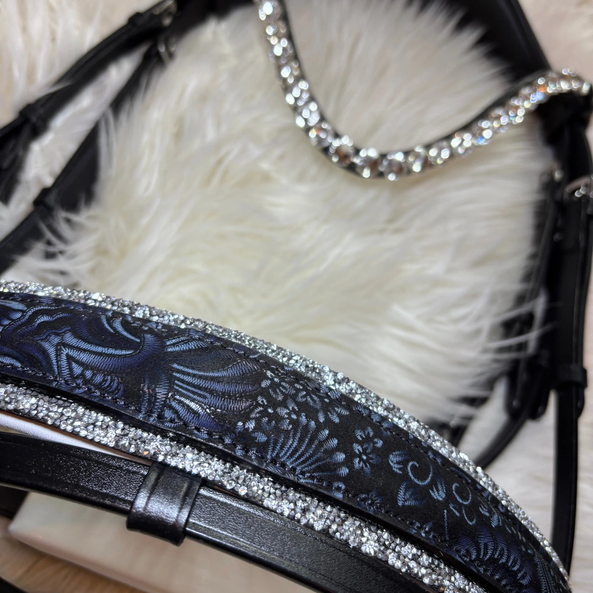 Blu Fiore - Florale Eleganz trifft klassischen Komfort – deine Trense mit Wow-Effekt. CR-Harmonyequestrian