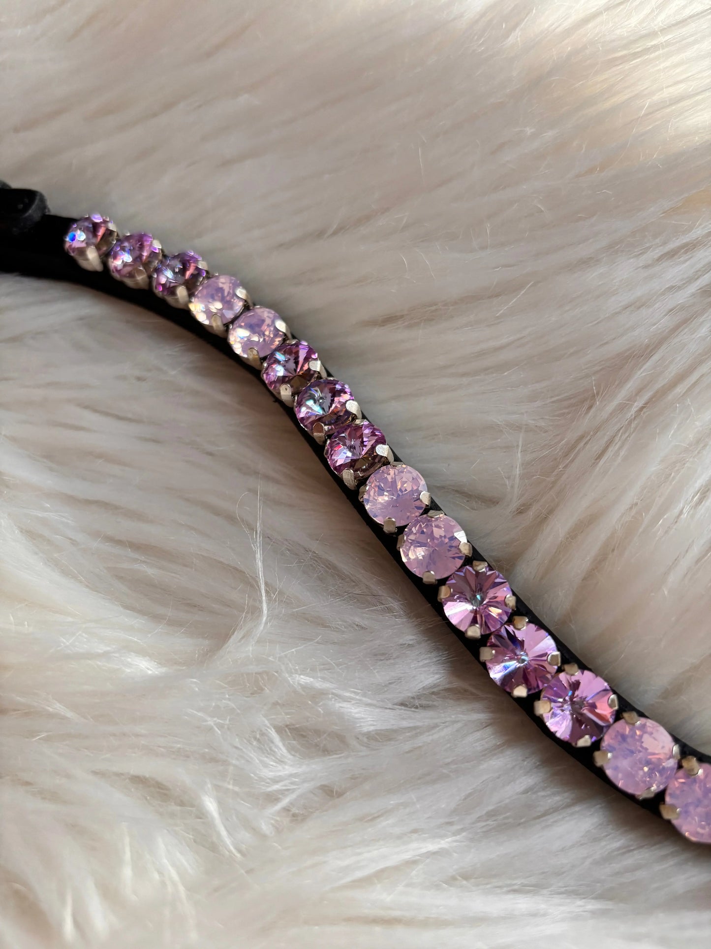 Purple Majesty Bandeau de tête avec détail en cristal, vue en gros plan