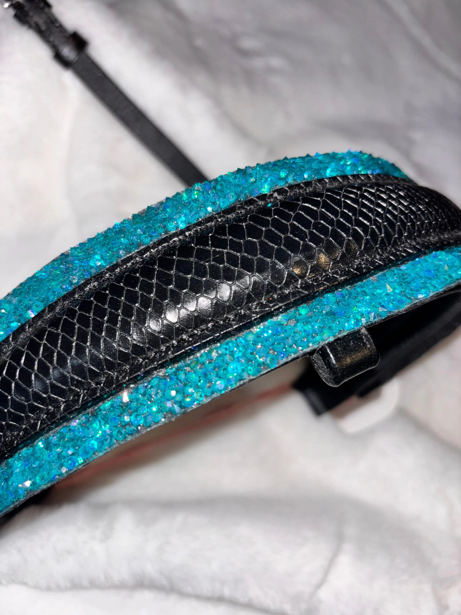 Black Venom Aqua Nasenriemen mit Sperrriemen CR-Harmonyequestrian