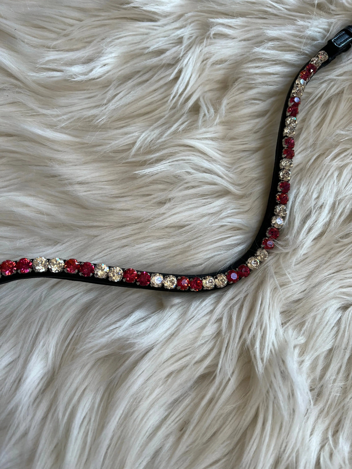 Slim Scarlet Spark Stirnriemen Crystal-Detail Nahaufnahme