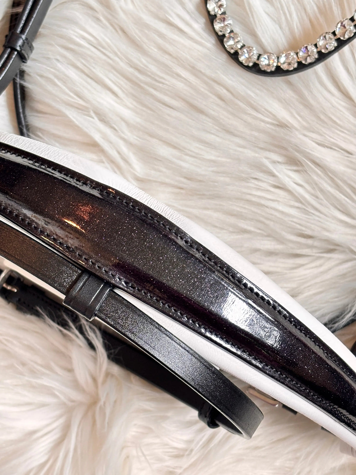Trense Sparkle glitterende lak, med hvidt eller sort underlag - CR-Harmonyequestrian