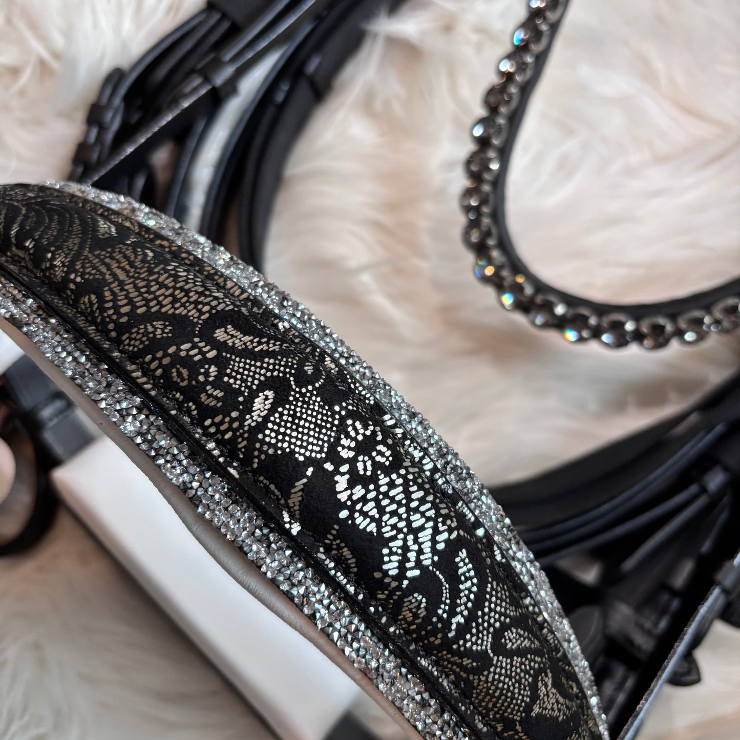 Kandarenzaum „Silver Lace“ – 4 Reihen Crystal Rocks