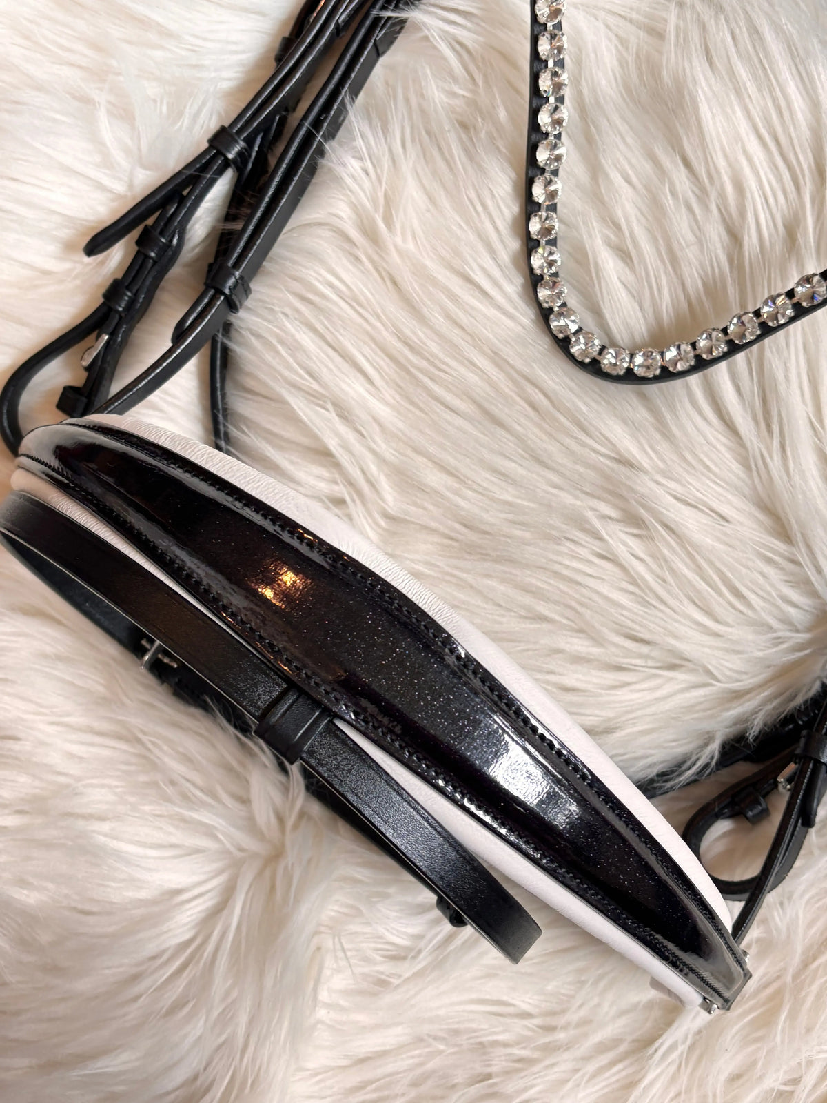 Trense Sparkle glitterende lak, med hvidt eller sort underlag - CR-Harmonyequestrian
