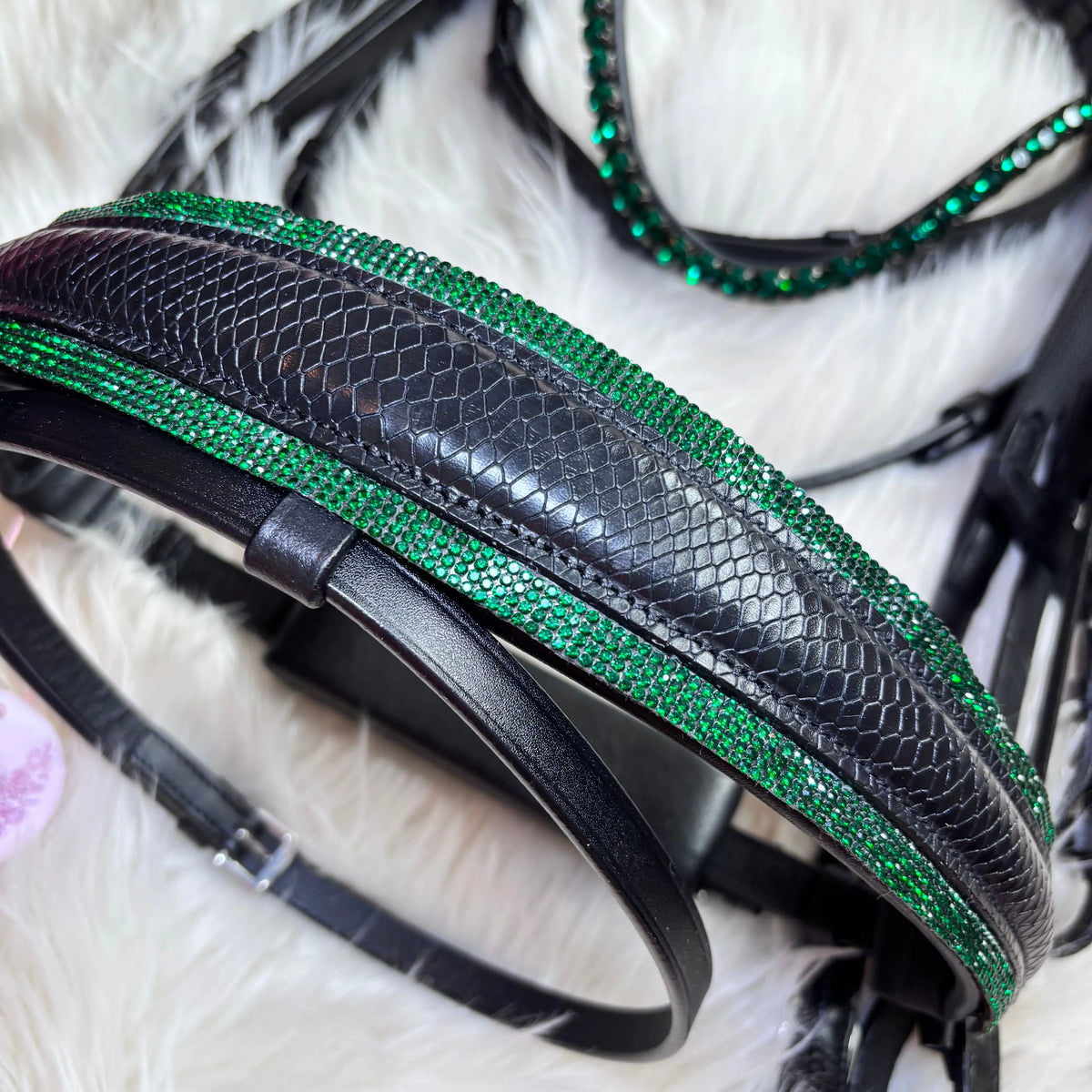 Emerald Luxe Trense Seitenansicht Leder