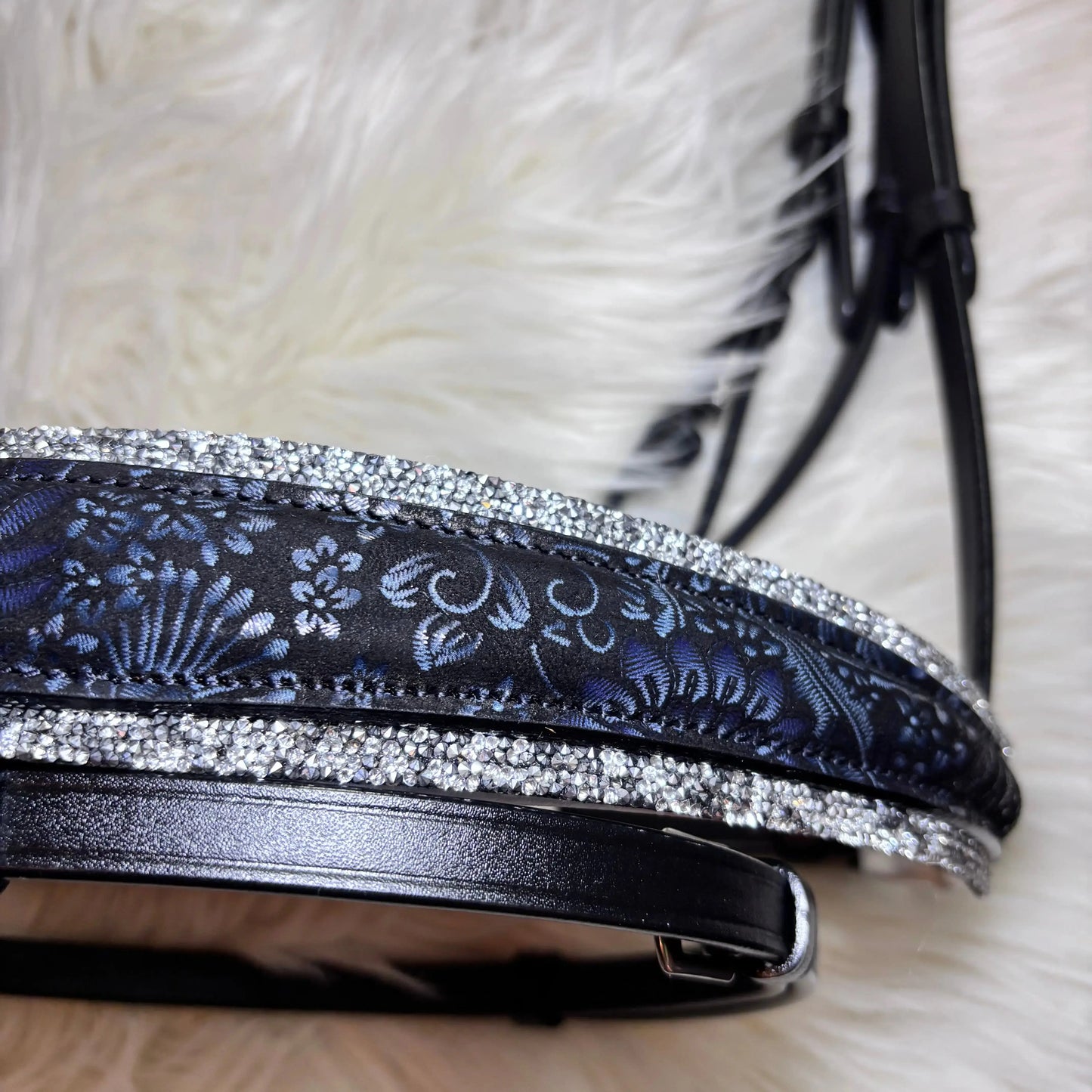 Blu Fiore - Florale Eleganz trifft klassischen Komfort – deine Trense mit Wow-Effekt. CR-Harmonyequestrian