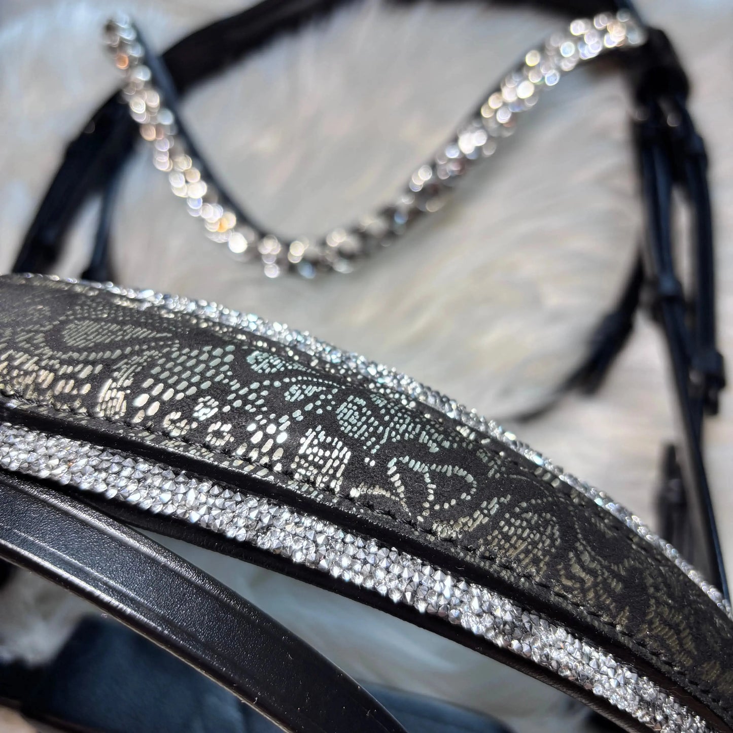 Trense „Silver Lace“ – 4 Reihen Crystal Rocks & edles Lace-Design CR-Harmonyequestrian