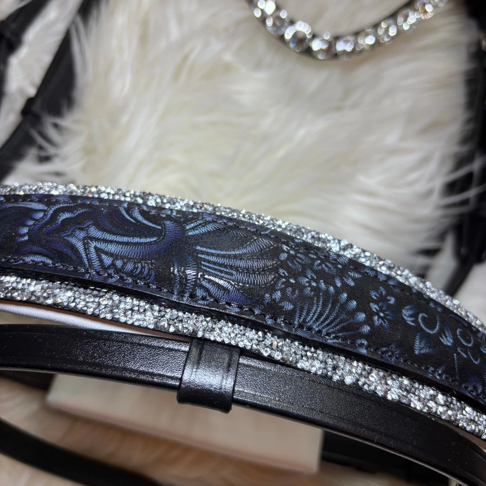 Blu Fiore - Florale Eleganz trifft klassischen Komfort – deine Trense mit Wow-Effekt. CR-Harmonyequestrian