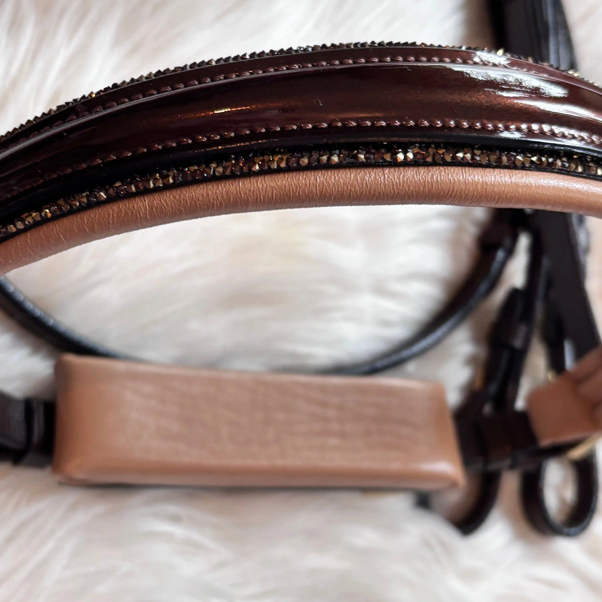 Bronze Kandare — Stirnriemen und Genick im warmen Bronze-Look