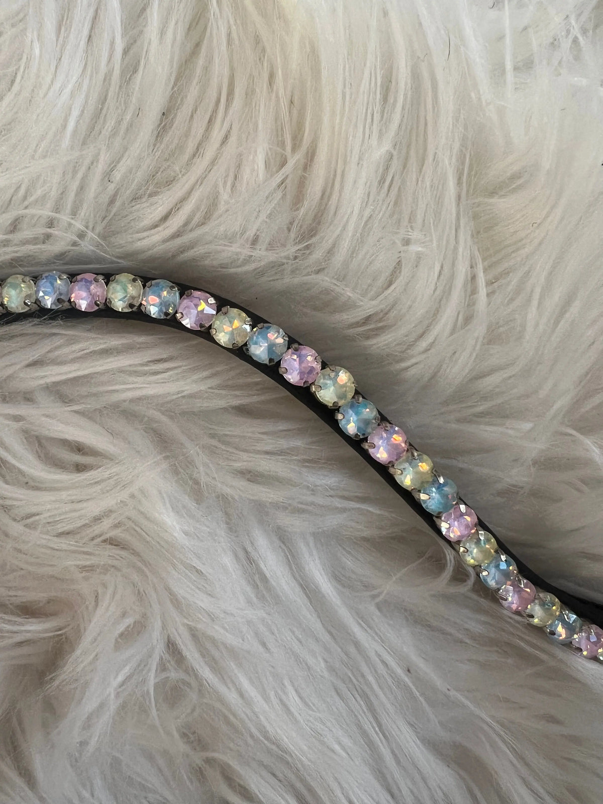 Pastel Aurora Slim Stirnriemen Crystal-Detail Nahaufnahme