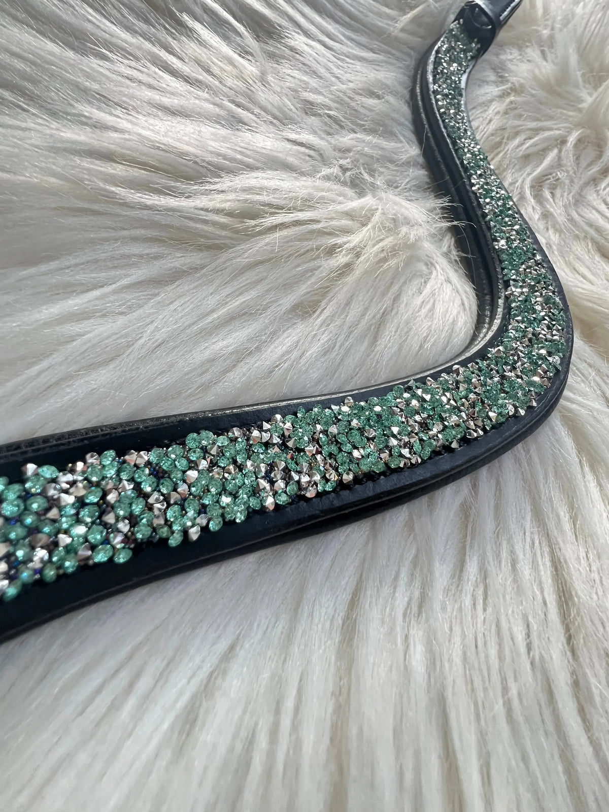 Mint Rocks Serre-tête avec détail de cristal, plan rapproché