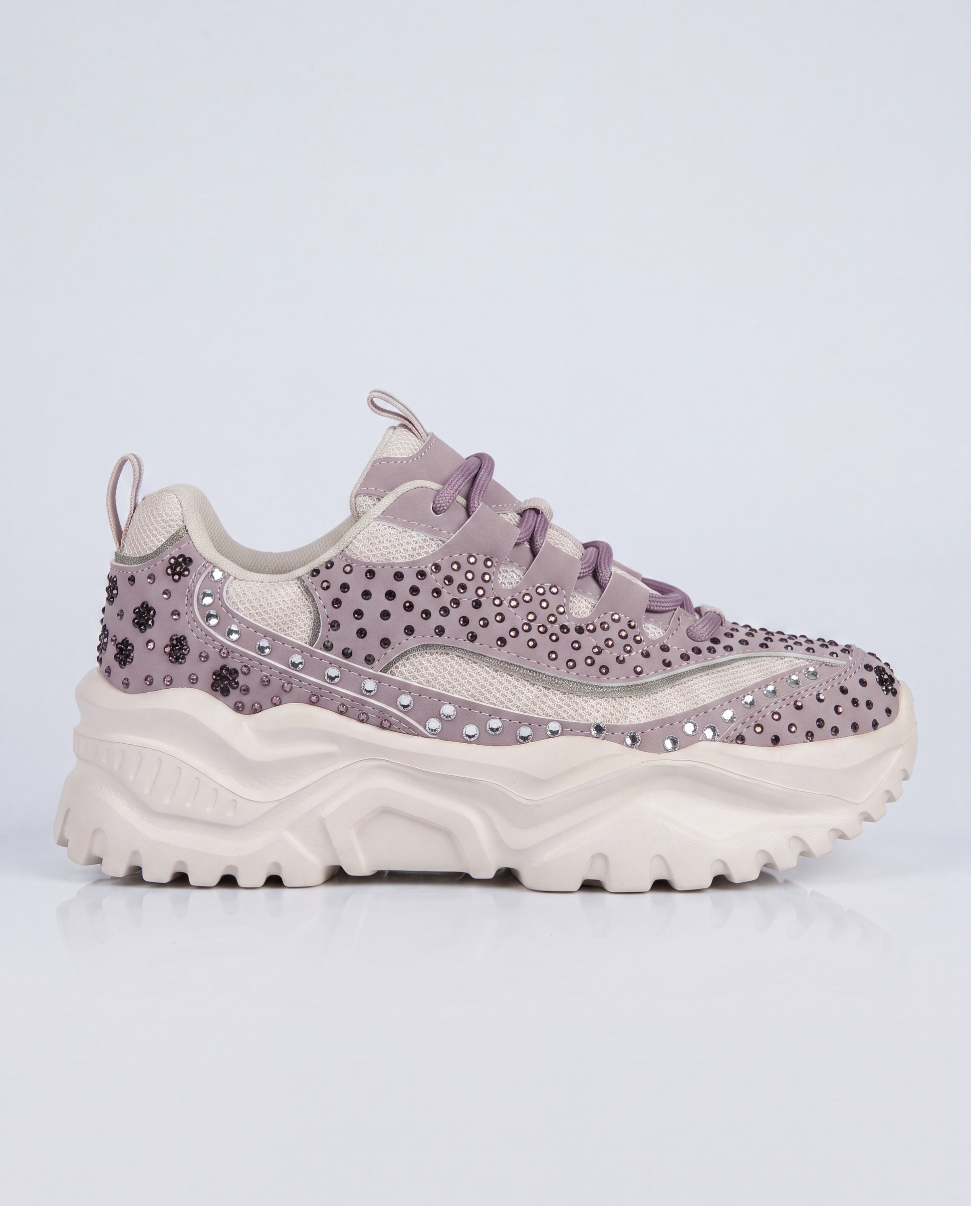 Crystal Plateau Sneaker – Detail mit Black Diamond, Amethyst und Blüten-Kristallen
