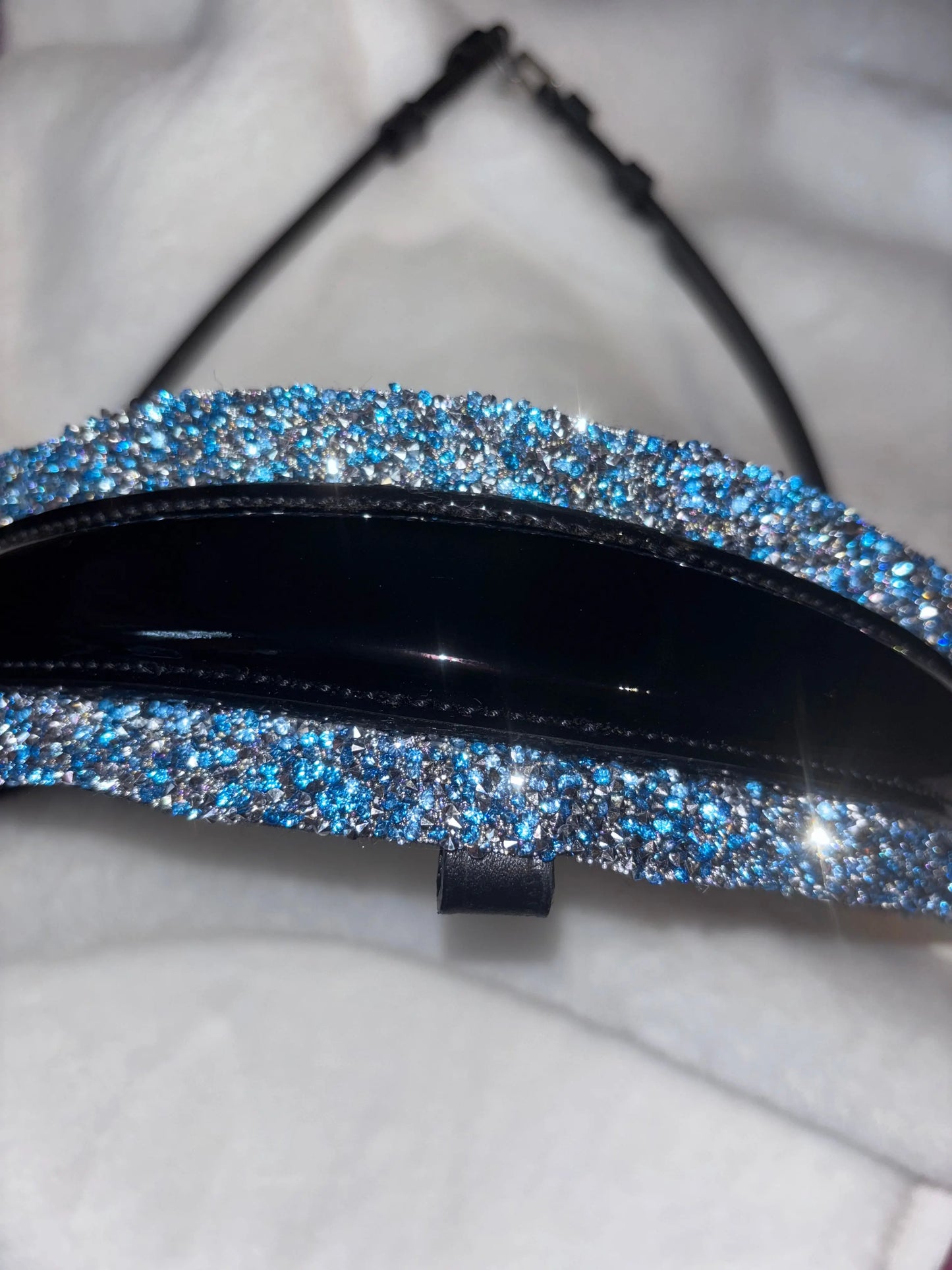 Nasenriemen Lackleder mit Crystal Rocks Ice Blue und Silver Dust – Luxus für dein Pferd