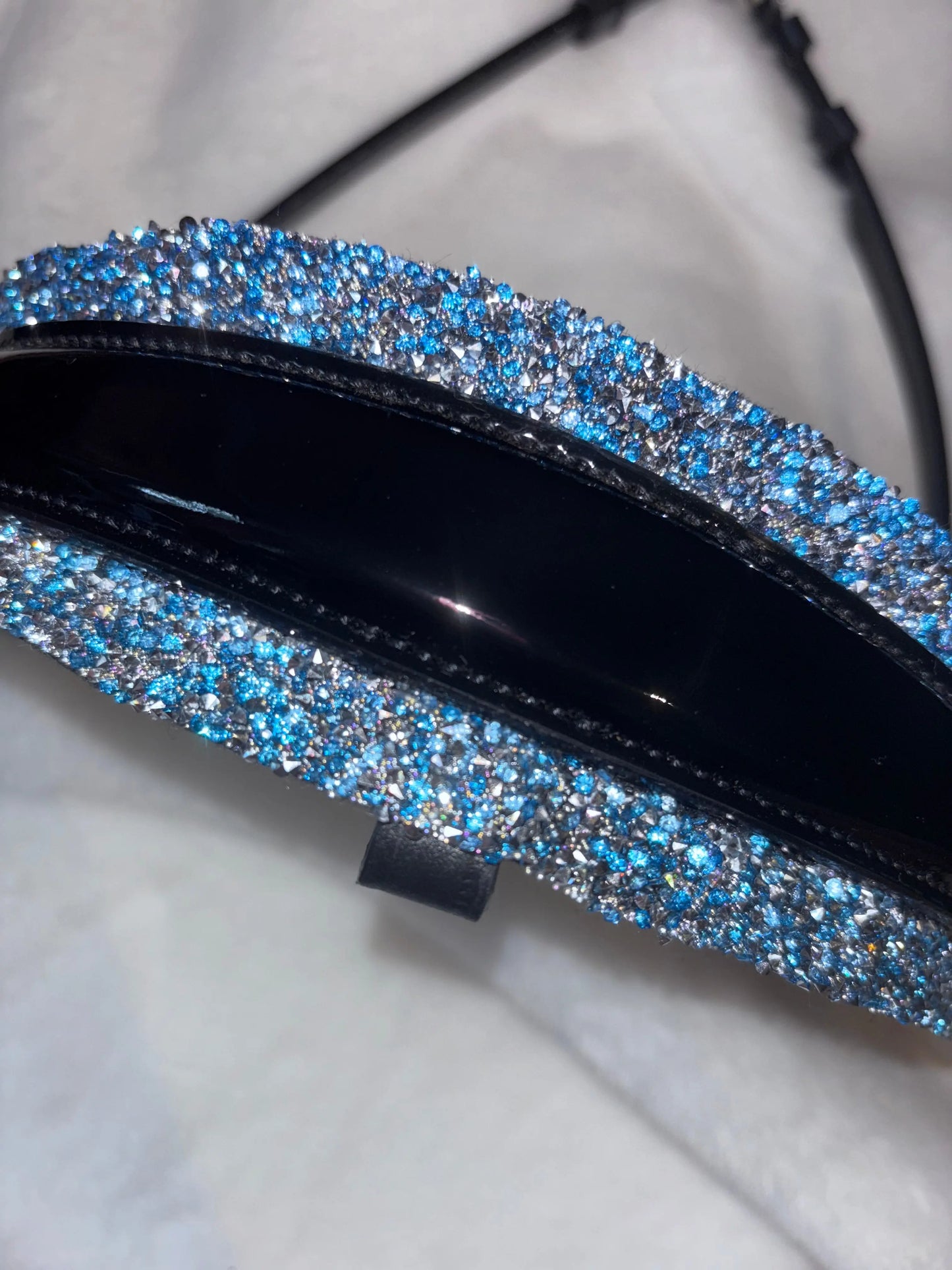 Nasenriemen Lackleder mit Crystal Rocks Ice Blue und Silver Dust – Luxus für dein Pferd