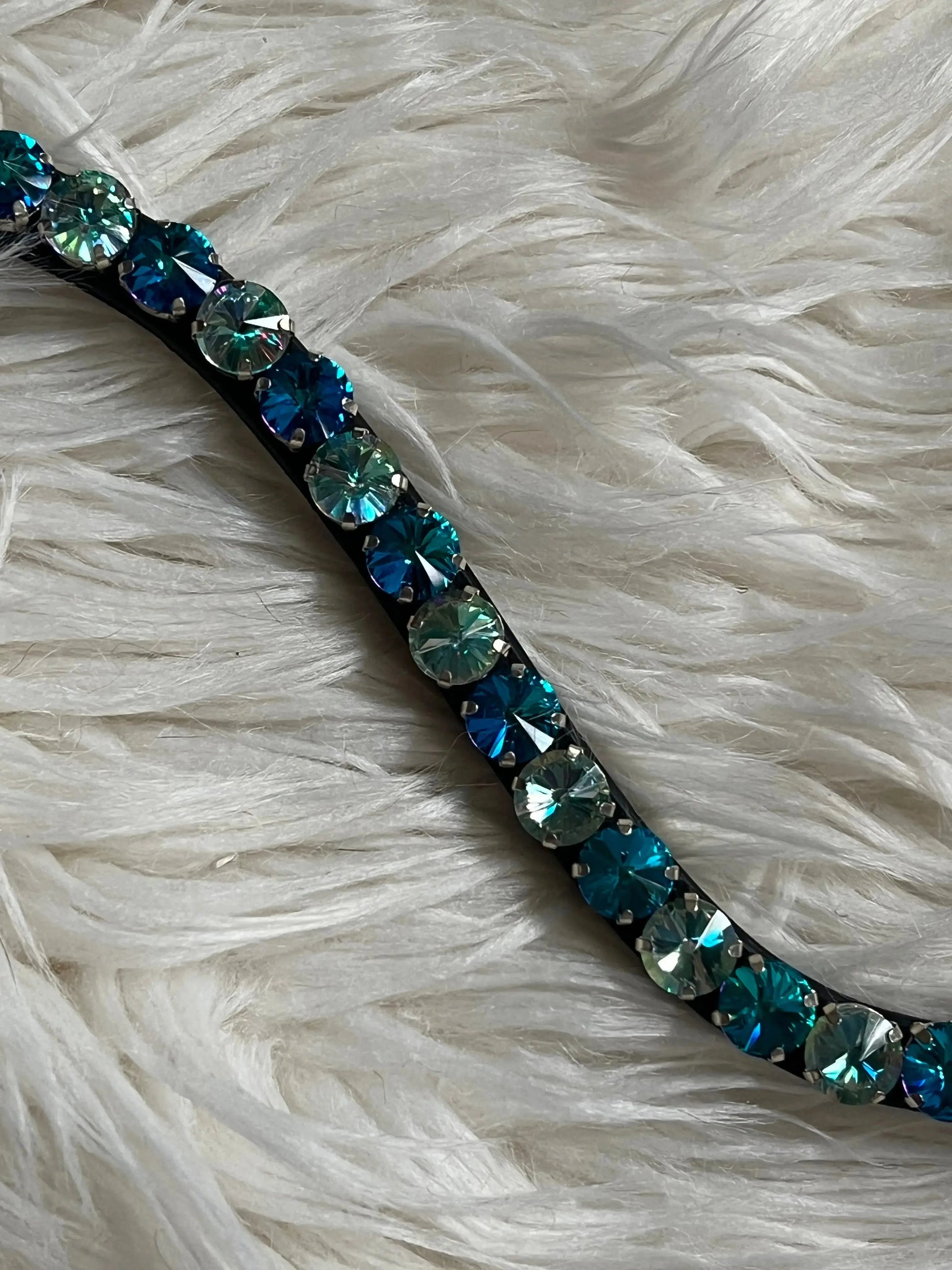 Blau-grüner Stirnriemen 12mm Rivoli mit Quick-Change Verschluss auf weißem Fell